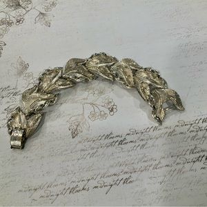 Lisner brushed silver metal leaf bracelet 7.5 Vintage Gorgeous!
